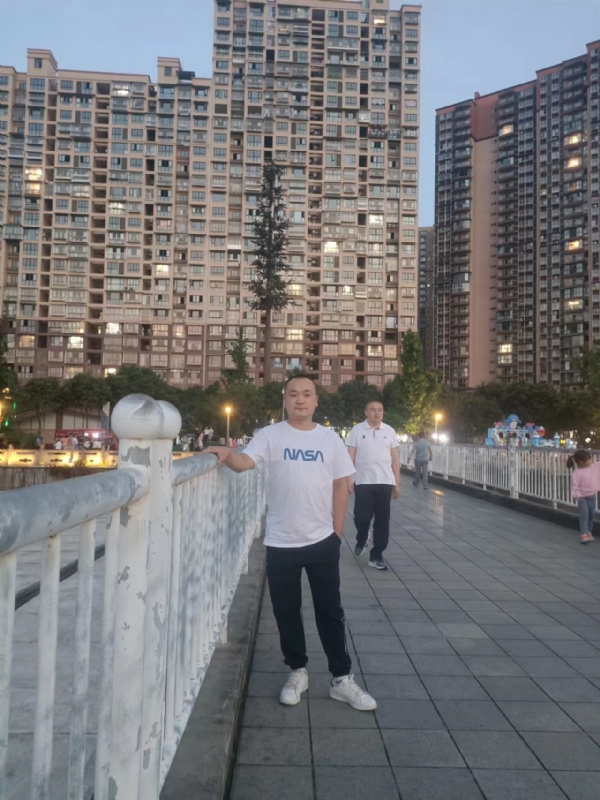 寂寞的男人的第一张照片--许昌相亲服务中心