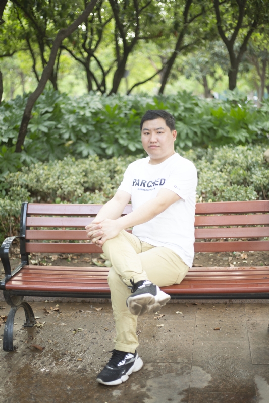 抱着鱼睡觉的猫的第一张照片--许昌相亲服务中心