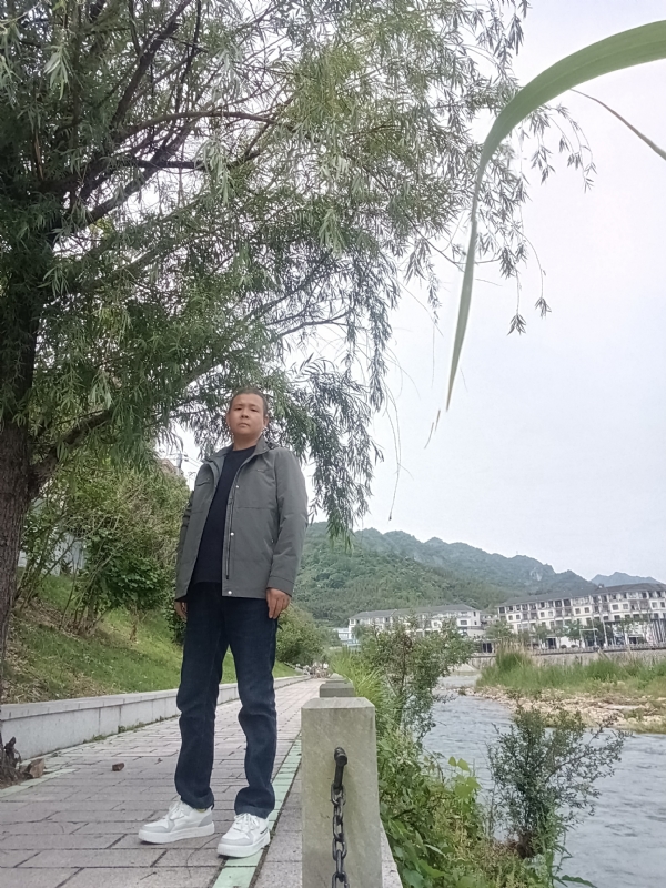 飞雪飘零的第一张照片--许昌相亲服务中心